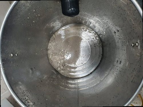 양평 강상면 하수구막힘 배수구 주변 역류와 물 고임 상태를 확인하는 모습