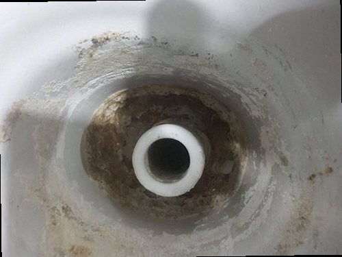 양평 하수구막힘 배관 내부를 점검하고 흐름을 확인하는 작업 장면
