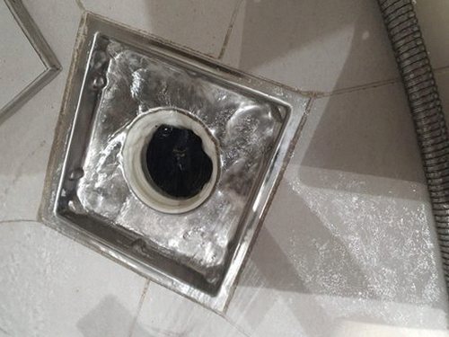 양평 하수구막힘 싱크대 트랩과 거름망을 분해해 이물질을 확인하는 장면